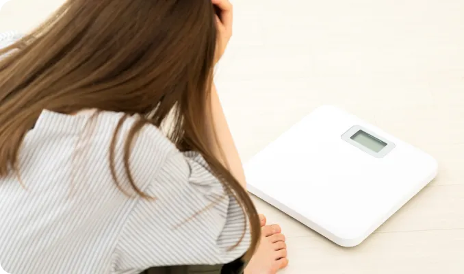 体重を測る女性